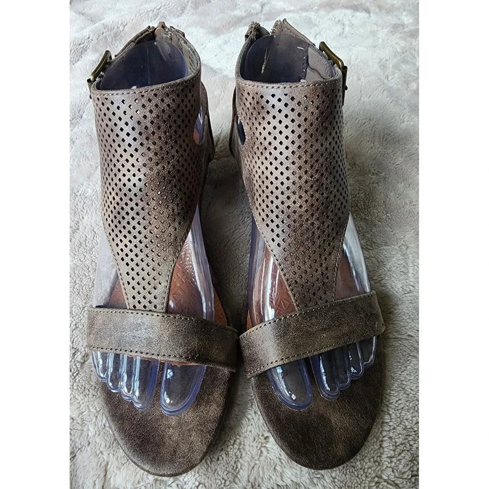 Sugar Wigout Demi Wedge Sandals Brown Perforated T-Strap Dual Buckle Womens 6.5